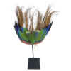 Coiffe de cérémonie Yali en plumes et fibre de coco sur socle (dessus 3/4)