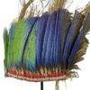 Coiffe de cérémonie Yali en plumes et fibre de coco sur socle (profil)
