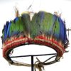 Coiffe de cérémonie Yali en plumes et fibre de coco sur socle (dessous 3/4)