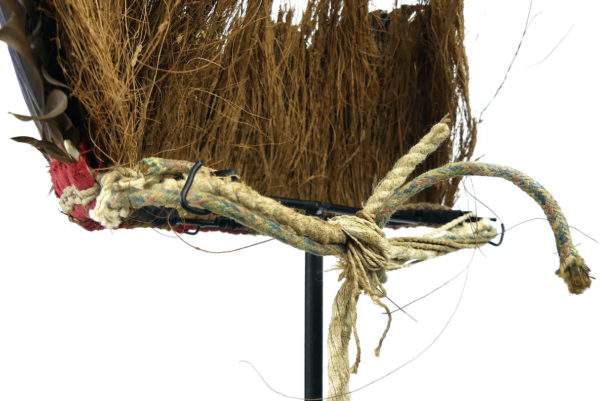Coiffe de cérémonie Yali en plumes et fibre de coco sur socle (détail)