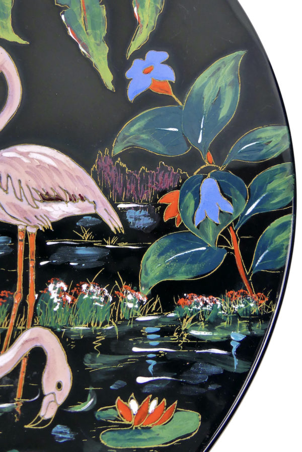 Grand plat rond Longwy Louis Valenti faïence noire aux flamants roses France Mi-XXe (détail)