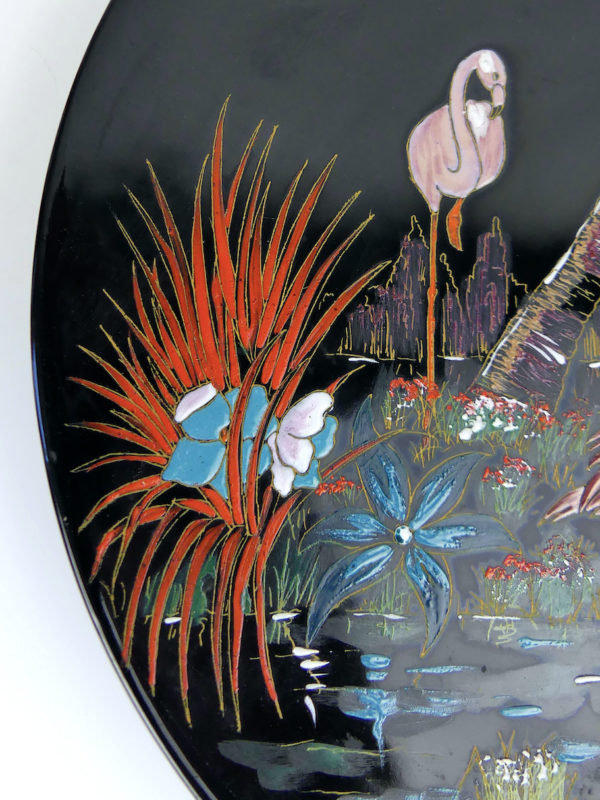 Grand plat rond Longwy Louis Valenti faïence noire aux flamants roses France Mi-XXe (détail)