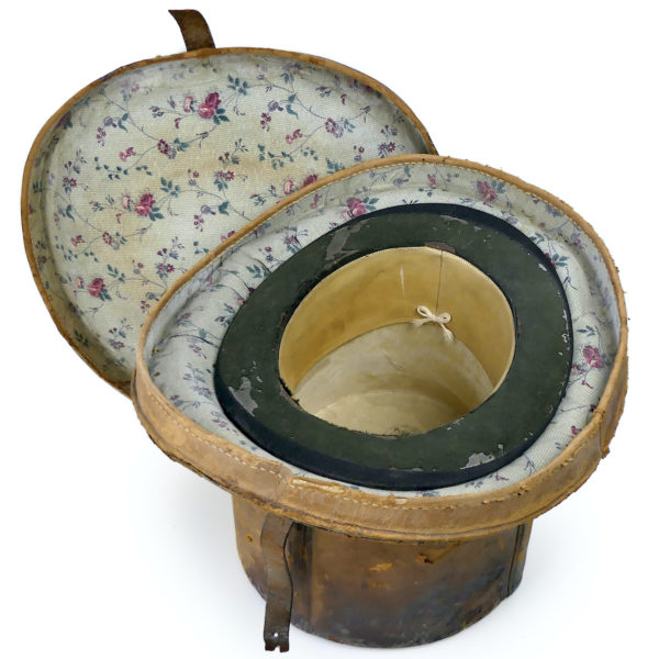 Boîte à chapeau ancienne de voyage et haut-de-forme XIXe (ouvert)