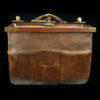 Ancienne sacoche de médecin valise en cuir et laiton Début XXe (face)
