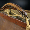 Ancienne sacoche de médecin valise en cuir et laiton Début XXe (détail)
