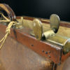 Ancienne sacoche de médecin valise en cuir et laiton Début XXe (détail)