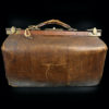 Ancienne sacoche de médecin valise en cuir et laiton Début XXe (face)