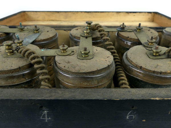 Batterie portative Trouvé ancienne rare Paris France Fin XIXe (détail)