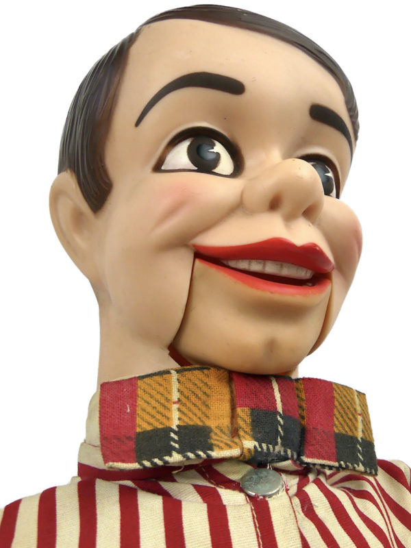 Poupée Danny O’Day marionnette de ventriloque en combinaison de baseball (détail)