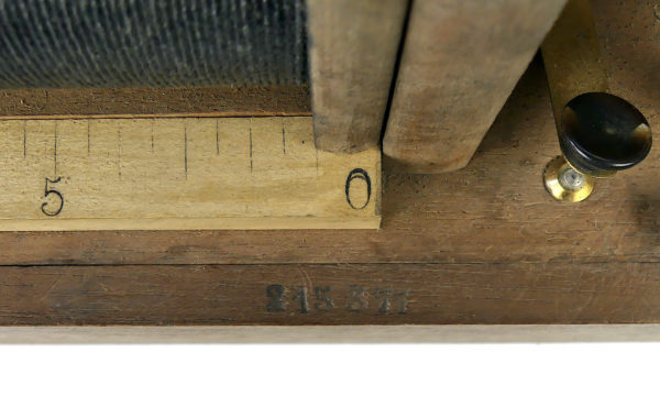 Appareil volta-faradique coffret d'électricité médicale Gaiffe (détail)