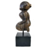 Statuette féminine indonésienne Dayak en bois de sur socle (profil)