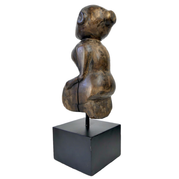 Statuette féminine indonésienne Dayak en bois de sur socle (3/4 dos)