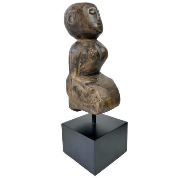 Statuette féminine indonésienne Dayak en bois de sur socle (3/4)