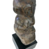 Statuette féminine indonésienne Dayak en bois de sur socle (dessus 3/4)