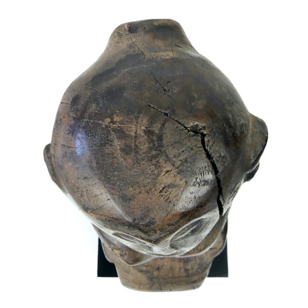 Statuette féminine indonésienne Dayak en bois de sur socle (dessus)