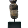 Statuette féminine indonésienne Dayak en bois de sur socle (face)