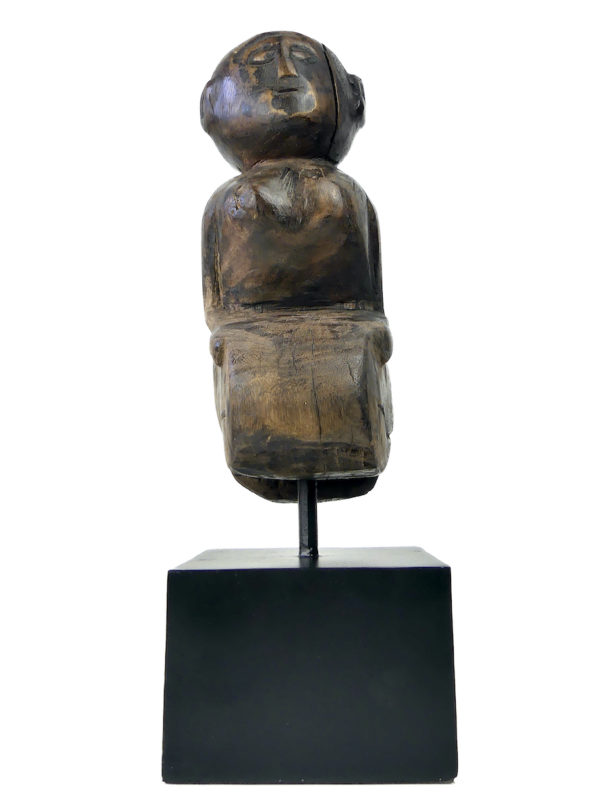 Statuette féminine indonésienne Dayak en bois de sur socle (face)