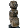 Statuette féminine indonésienne Dayak en bois de sur socle (détail)