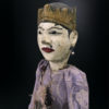 Marionnette javanaise Wayang ancienne jeune prince sur socle (détail 3/4)