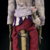 Marionnette javanaise Wayang ancienne jeune prince sur socle (détail)