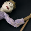Marionnette javanaise Wayang ancienne jeune prince sur socle (détail)