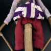 Marionnette javanaise Wayang ancienne jeune prince sur socle (détail)