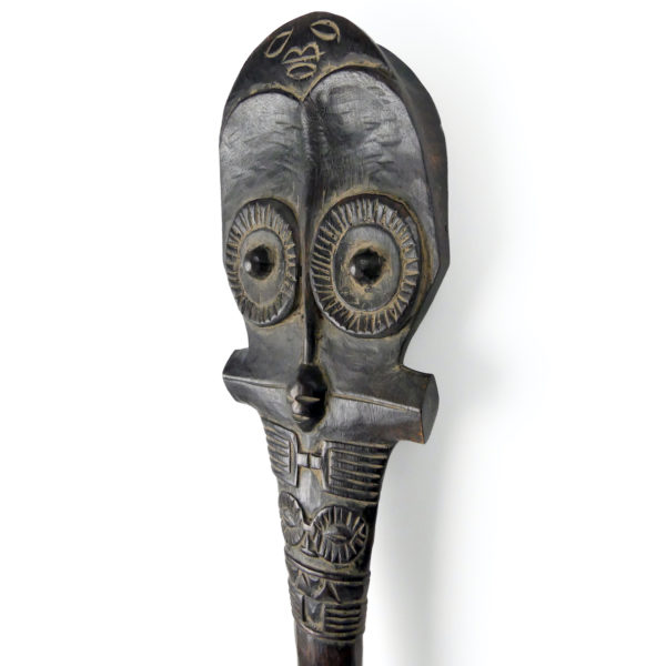 Casse-tête U’u marquisien bâton de chef ancien en bois sculpté (détail)