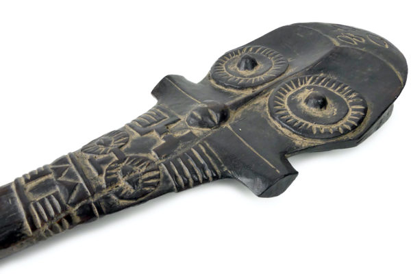 Casse-tête U’u marquisien bâton de chef ancien en bois sculpté (détail)