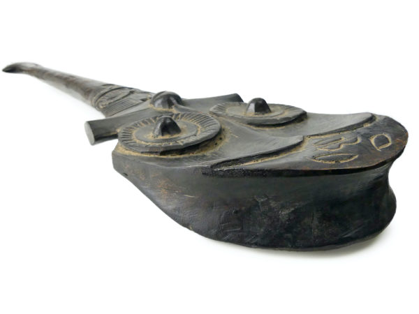 Casse-tête U’u marquisien bâton de chef ancien en bois sculpté (dessus 3/4)
