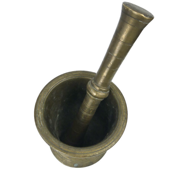 Mortier de comptoir ancien et pilon d’officine en bronze Mi-XIXe (dessus)