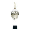 Coiffe de perles et plumes balinaise traditionnelle sur socle (face)