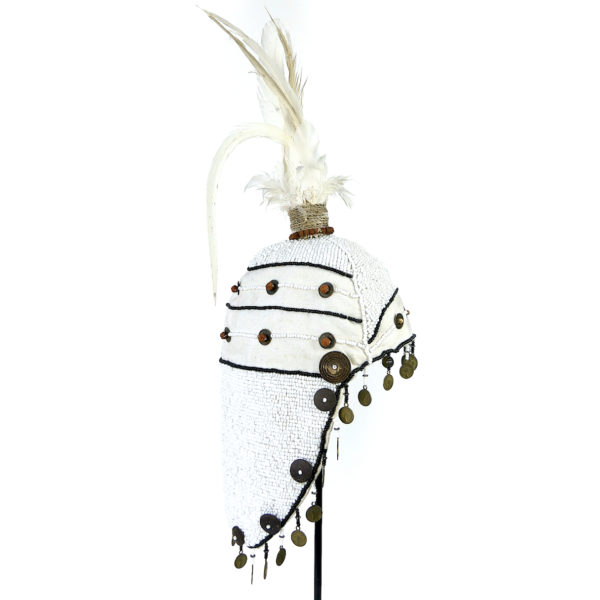 Coiffe de perles et plumes balinaise traditionnelle sur socle (profil)
