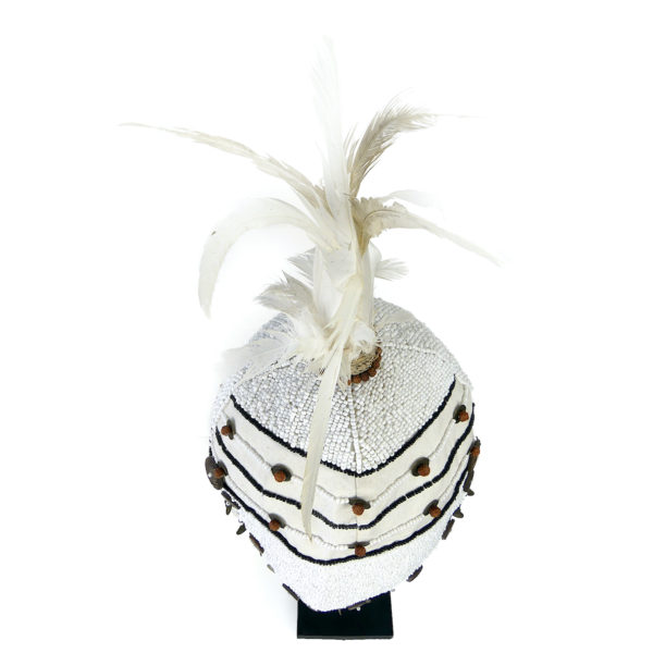 Coiffe de perles et plumes balinaise traditionnelle sur socle (dessus)