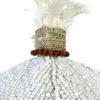 Coiffe de perles et plumes balinaise traditionnelle sur socle (détail)