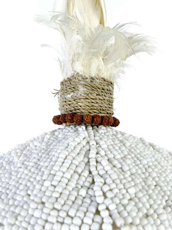 Coiffe de perles et plumes balinaise traditionnelle sur socle (détail)