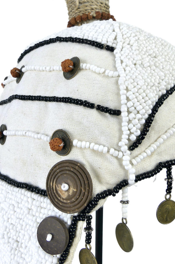 Coiffe de perles et plumes balinaise traditionnelle sur socle (détail)