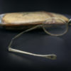 Étui à lunettes chinois en galuchat bois cuivre Paire de lunettes XIX (détail)