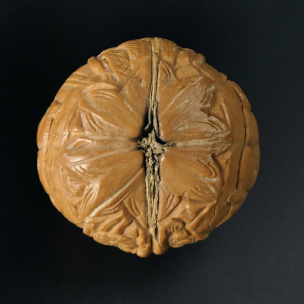 Noix de bagnard ciselée scènes érotiques décor florale XIXe Chine (dessous)