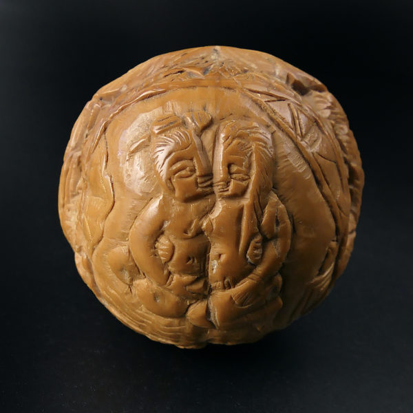 Noix de bagnard ciselée scènes érotiques décor florale XIXe Chine (face)