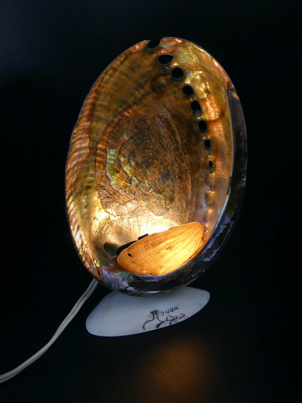 Lampe d’ambiance ormeaux et coquillage Royan Années 50 (3/4 allumée)