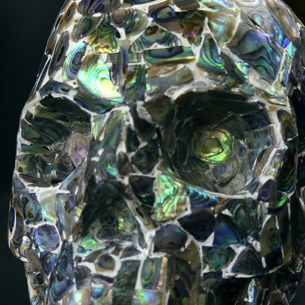 Crâne en nacre d’ormeau Création artisanale Vanité Curiosité (détail)