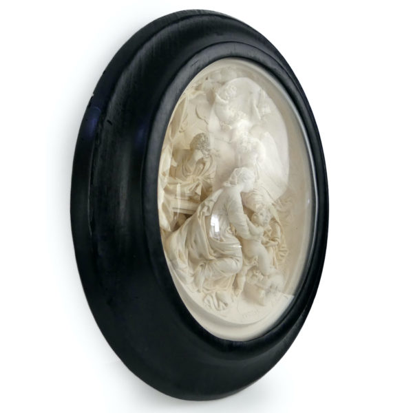 Bas-relief de l’Annonciation XIXe en calcaire pétrifié signé (3/4)