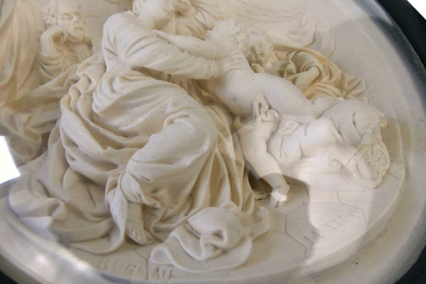 Bas-relief de l’Annonciation XIXe en calcaire pétrifié signé (détail)