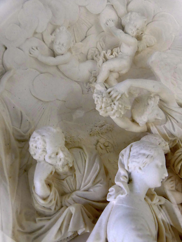 Bas-relief de l’Annonciation XIXe en calcaire pétrifié signé (détail)