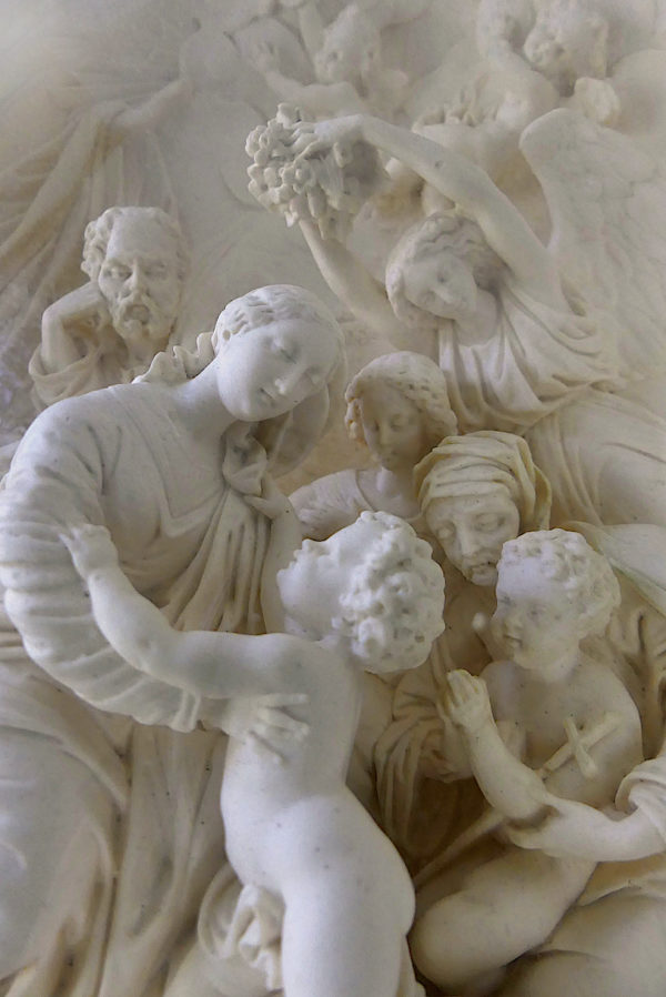 Bas-relief de l’Annonciation XIXe en calcaire pétrifié signé (détail)