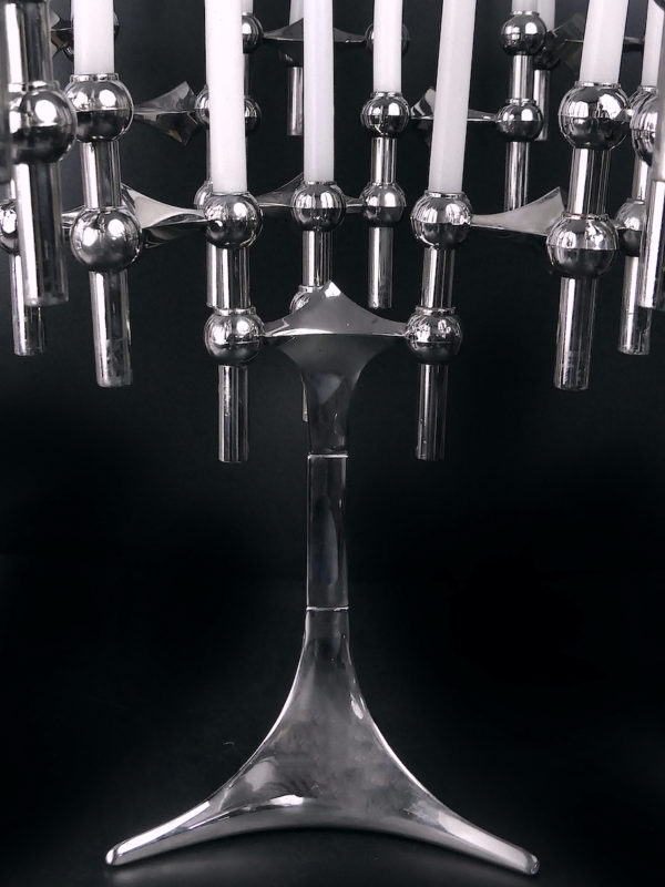 18 bougeoirs et pied tripodes en métal chromé Fritz Nagel (détail)