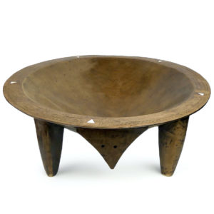 Grand bol à kava quadripode ancien en bois sculpté Tonga (face)