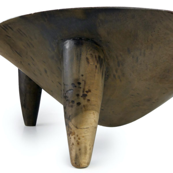 Grand bol à kava quadripode ancien en bois sculpté Tonga (détail)