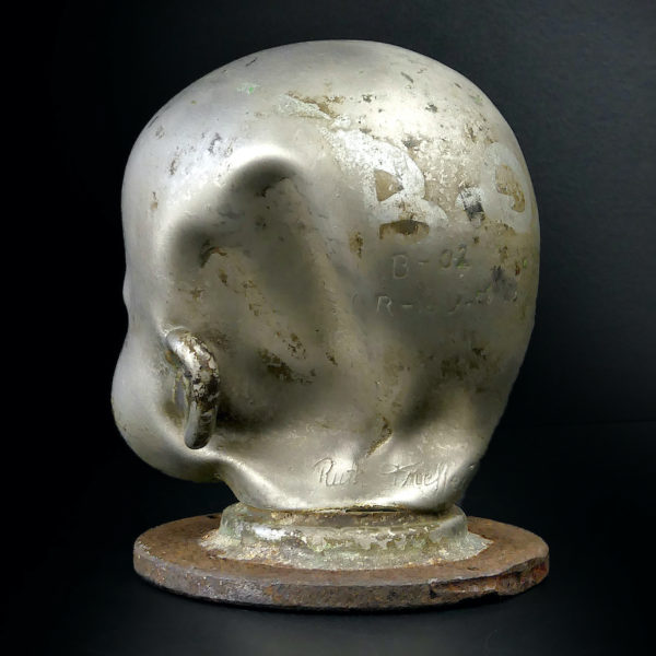 Matrice tête de poupée en acier déformée et signée Ruth Treffeisen (3/4 dos)