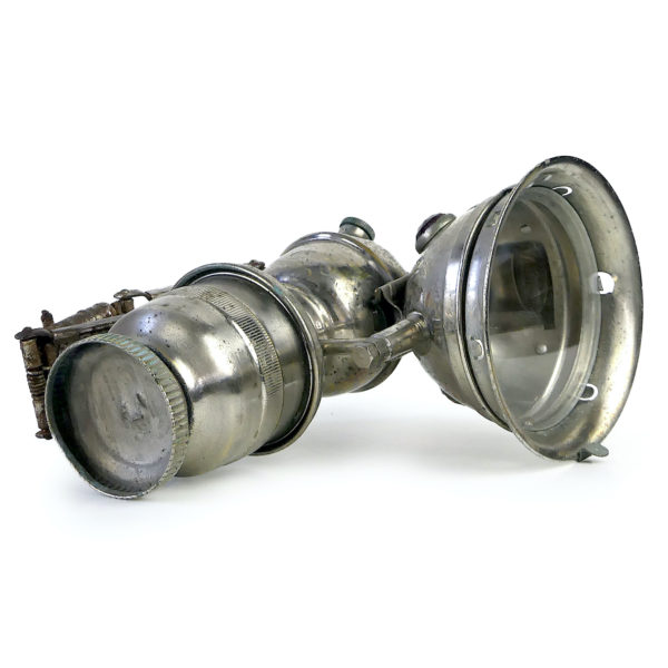 Lampe à carbure acétylène ancienne 1930 de la marque VITA France (dessous 3/4)